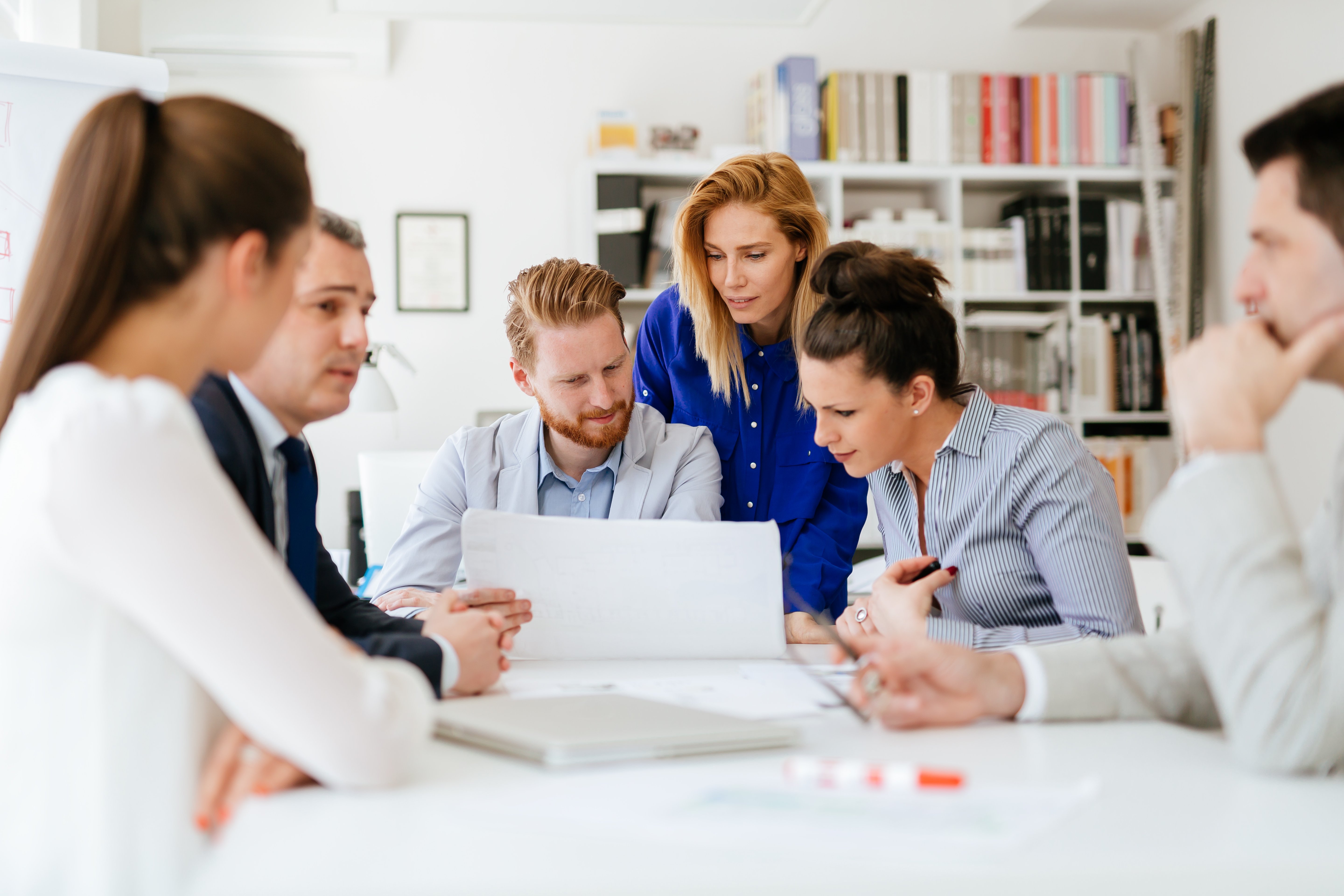 https://25528650.fs1.hubspotusercontent-eu1.net/hubfs/25528650/group-of-business-people-working-as-team-in-office-2021-08-30-02-27-08-utc.jpg